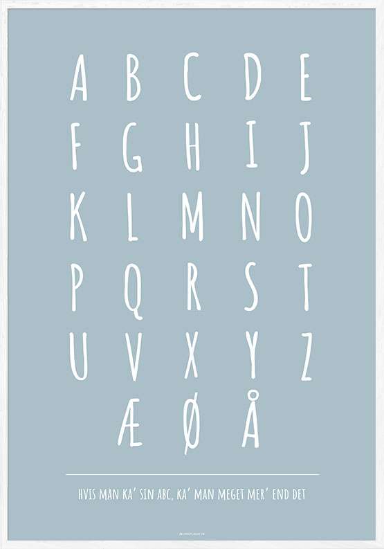 Billede af ABC plakat med hvide bogstaver på farvet baggrund