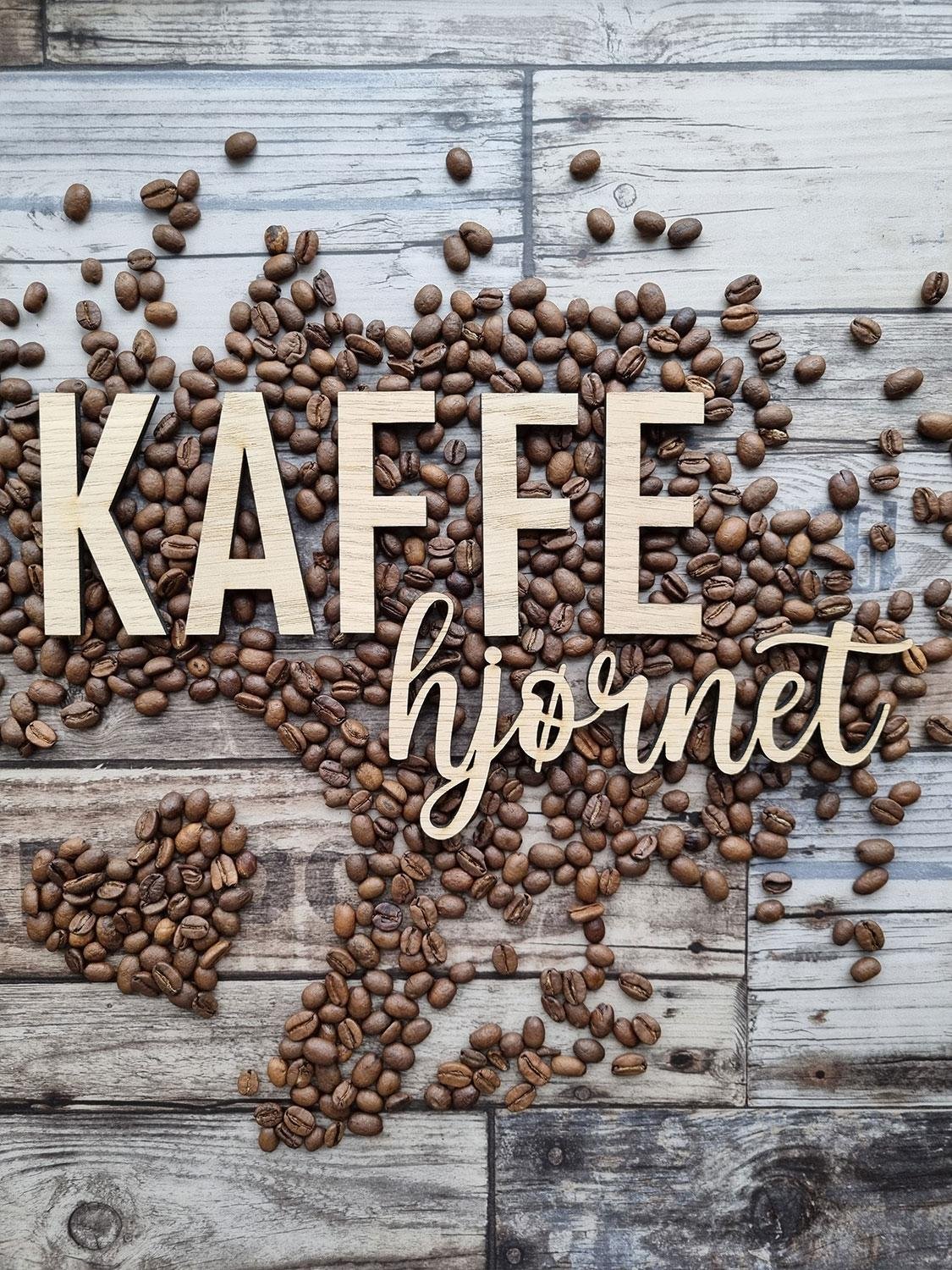 Kaffe skilt i træ - K A F F E hjørnet