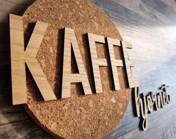 Kaffe skilt i træ - K A F F E hjørnet