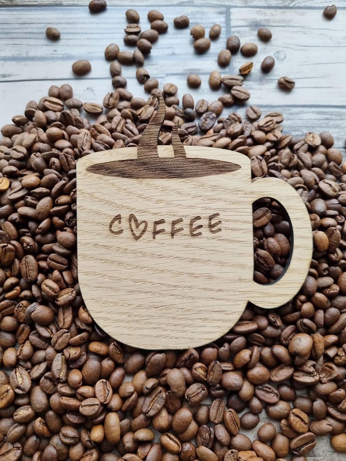 Vægpynt med kaffekop - Høj kaffekop med tekst