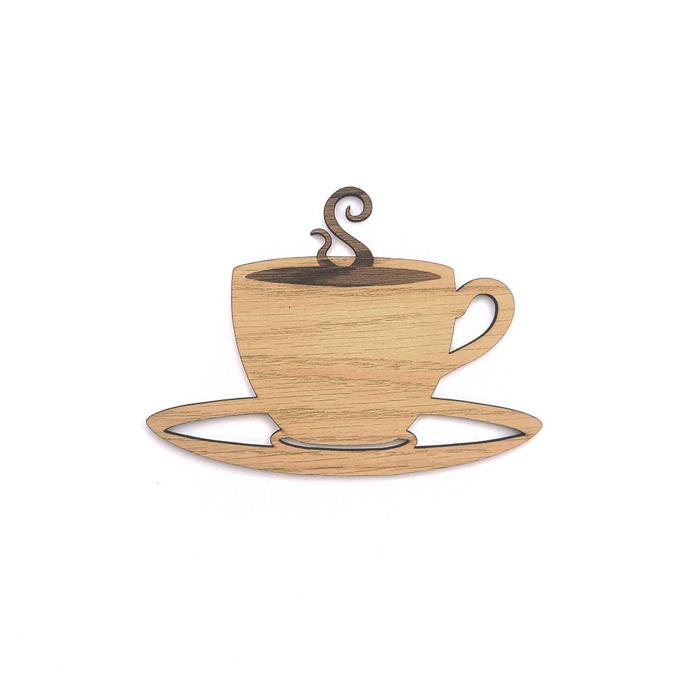 Træpynt med kaffe – kaffekop med underkop til køkkenvæggen