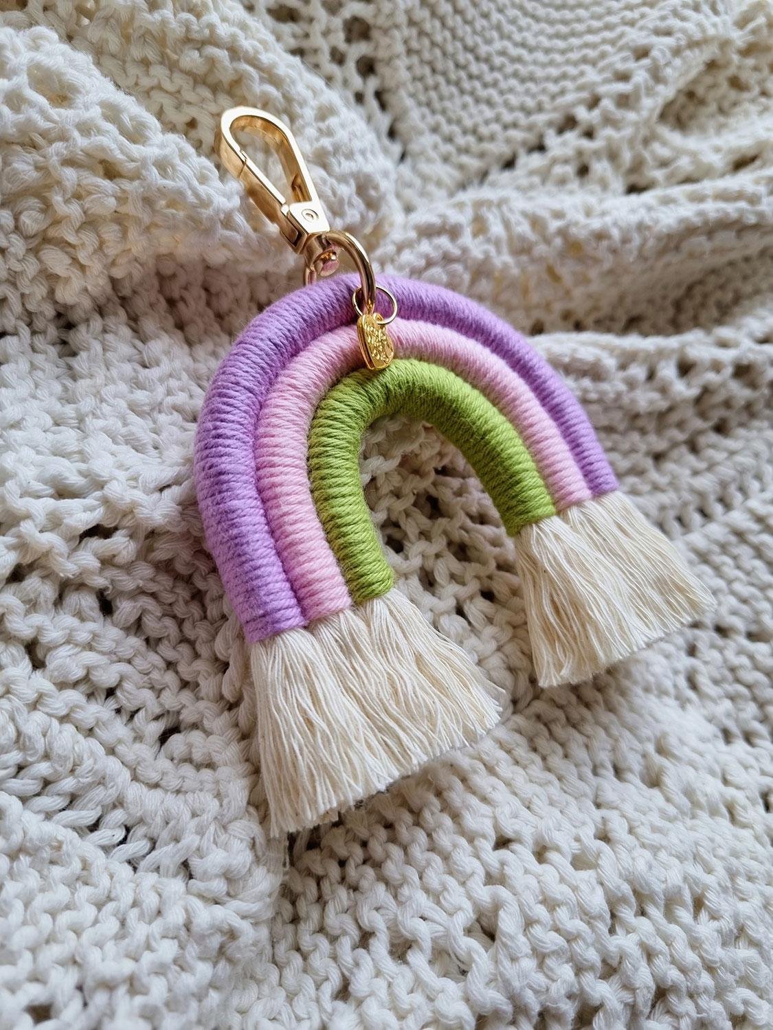 Macrame regnbue nøglering - lilla/pink/grøn
