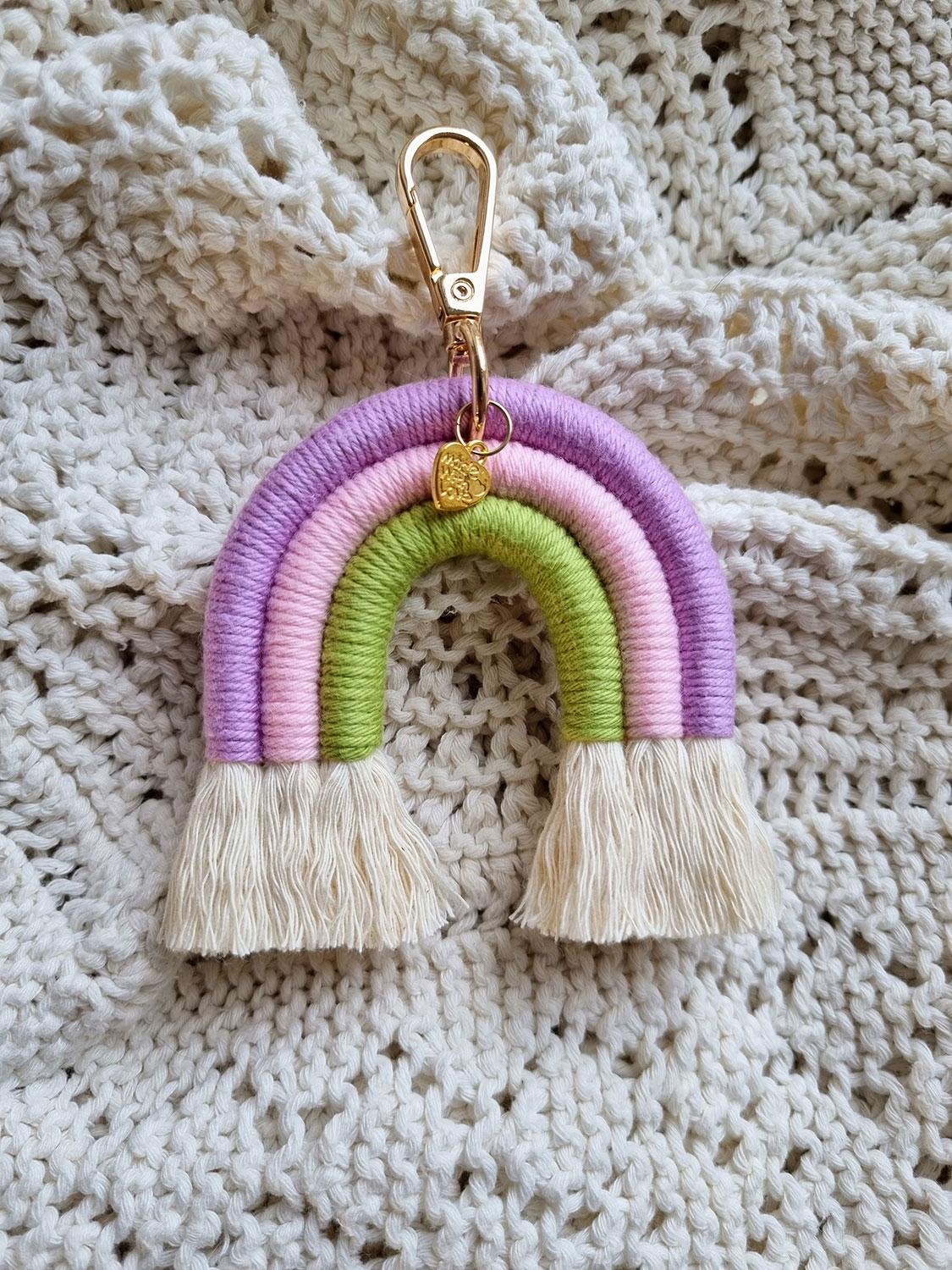 Macrame regnbue nøglering - lilla/pink/grøn