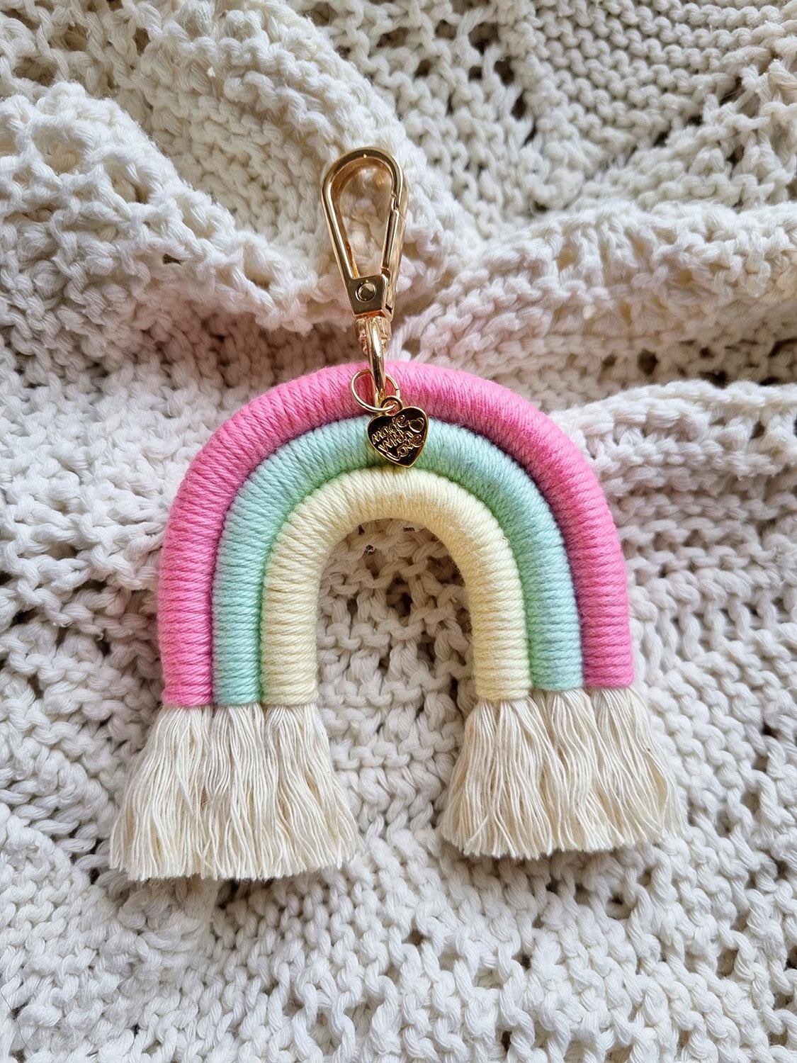 Regnbue nøglering macrame - pink/turkis/gul