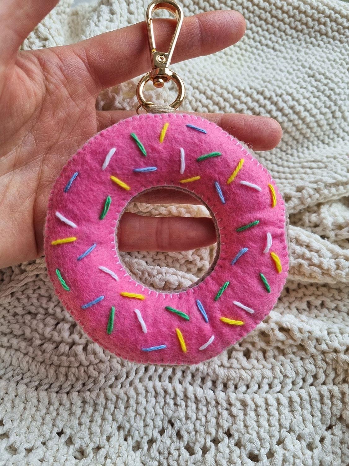 Håndlavet doughnut nøglering i filt