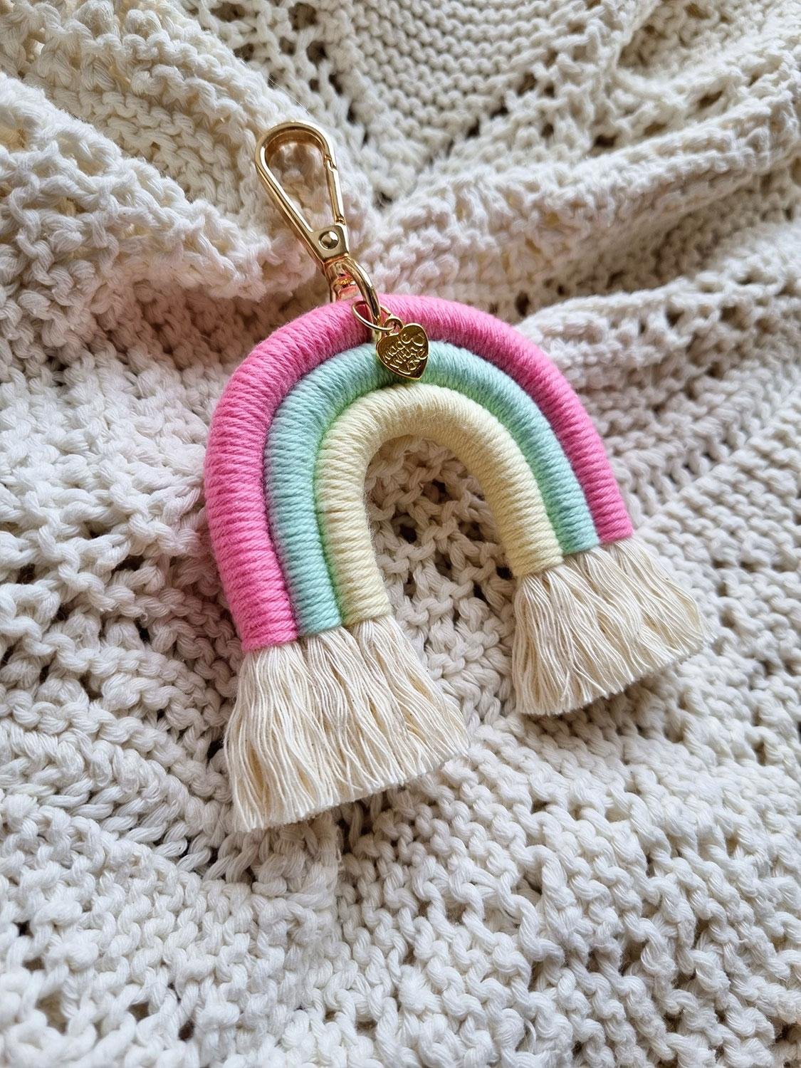 Regnbue nøglering macrame - pink/turkis/gul