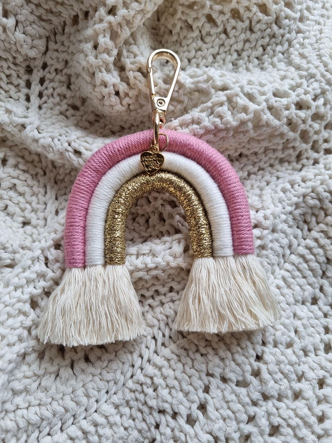 Regnbue macrame nøglering - støvet rosa/hvid/guld