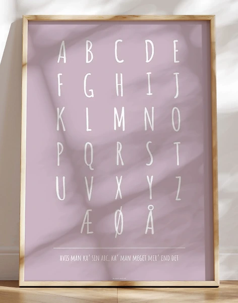ABC plakat med hvide bogstaver på farvet baggrund